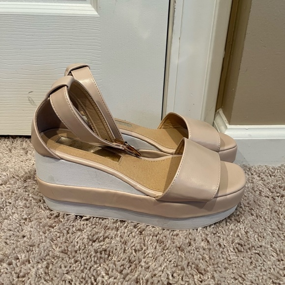 Platform flats - Picture 1 of 3